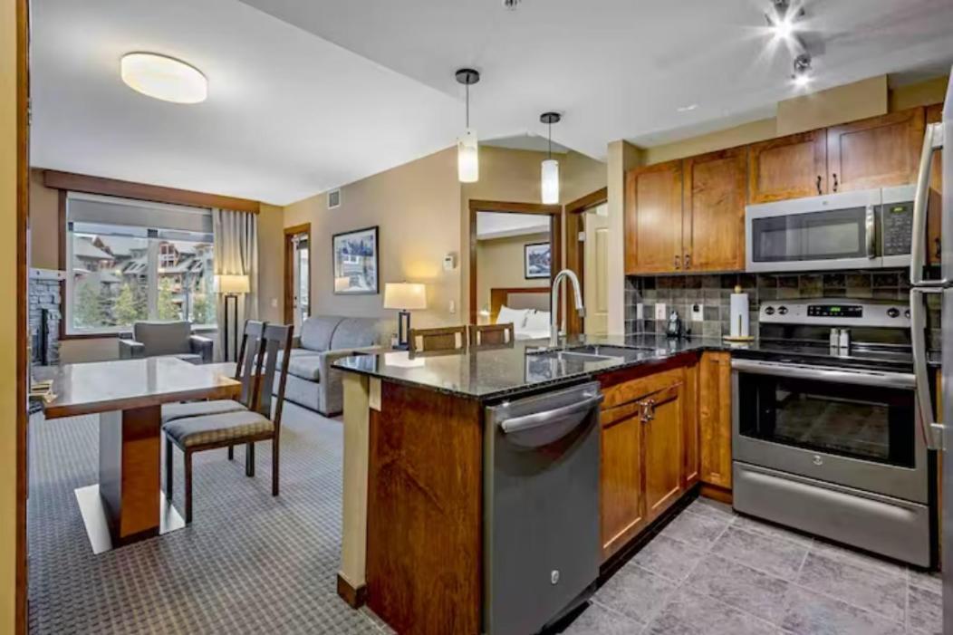 Falcon Crest Lodge 1 Bedroom Condo With Gym & Hot-Tubs & Mountain View Canmore Exterior foto